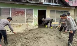 Brimob bersihkan rumah terdampak bencana di Sumbar