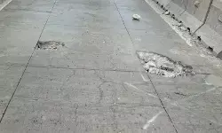 Sejumlah mobil pecah ban diduga akibat jalan berlubang di FO Pesing