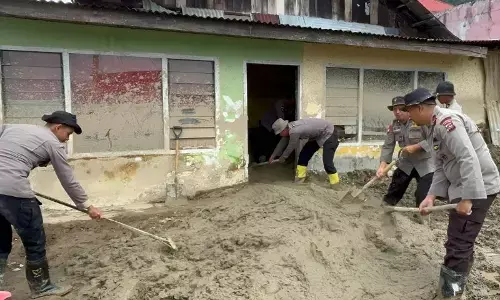 Brimob bersihkan rumah terdampak bencana di Sumbar
