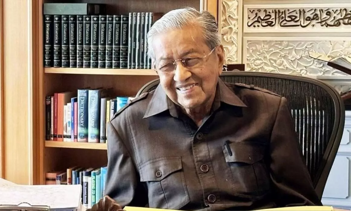 Mahathir Mohamad jalani fisioterapi sebagai alternatif pembedahan Mahathir Mohamad jalani fisioterapi sebagai alternatif pembedahan