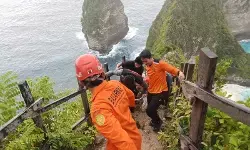 Basarnas evakuasi turis asal Ceko yang terluka di Pantai Kelingking