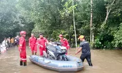 BPBD Belitung evakuasi kendaraan yang terjebak banjir