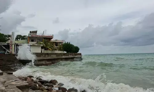 BMKG: Waspadai gelombang 2,5 meter hingga 14 Januari 2026 di laut NTT