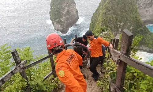 Basarnas evakuasi turis asal Ceko yang terluka di Pantai Kelingking