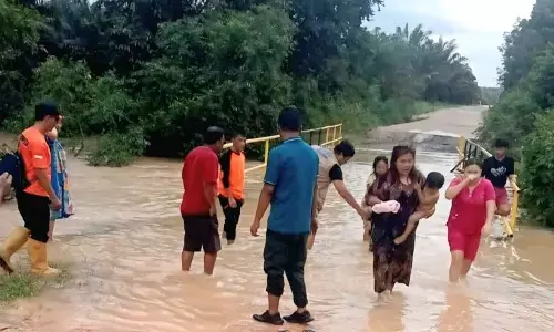 Akses jalan Desa Gemawang Muara Enim tertutup akibat banjir Akses jalan Desa Gemawang Muara Enim tertutup akibat banjir