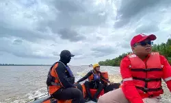 Tim SAR temukan satu korban kecelakaan kapal di Sungai Pengabuan Jambi Tim SAR temukan satu korban kecelakaan kapal di Sungai Pengabuan Jambi
