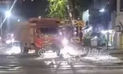 Truk mogok tertabrak kereta di perlintasan Kebon Jeruk