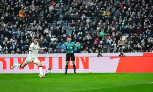 Kevin Diks warnai kemenangan Monchengladbach 4-0 atas Augsburg