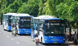 Genangan air hambat layanan bus Transjakarta