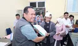 Pedagang di Pasar Pariaman terima bantuan dampak bencana