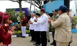 Prabowo nyanyi lagu ulang tahun untuk siswi Sekolah Rakyat Banjarbaru Prabowo nyanyi lagu ulang tahun untuk siswi Sekolah Rakyat Banjarbaru
