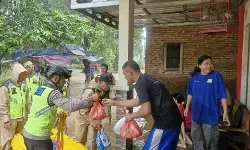 Satuan Samapta Polres Kudus berikan makanan siap saji untuk korban banjir Desa Ngembal Rejo Satuan Samapta Polres Kudus berikan makanan siap saji untuk korban banjir Desa Ngembal Rejo