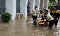 Pasien RSUD Kota Serang dipapah hingga digendong petugas akibat banjir Pasien RSUD Kota Serang dipapah hingga digendong petugas akibat banjir