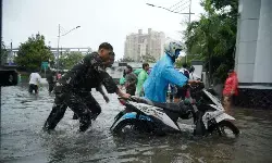 Prajurit dorong kendaraan mogok dan gendong warga korban banjir Prajurit dorong kendaraan mogok dan gendong warga korban banjir