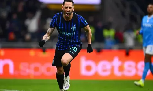 Inter Milan bertahan di puncak usai imbang 2-2 dengan Napoli