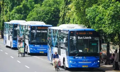 Genangan air hambat layanan bus Transjakarta Genangan air hambat layanan bus Transjakarta