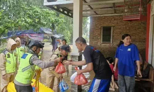Satuan Samapta Polres Kudus berikan makanan siap saji untuk korban banjir Desa Ngembal Rejo Satuan Samapta Polres Kudus berikan makanan siap saji untuk korban banjir Desa Ngembal Rejo