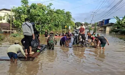 Akses perbatasan Sanggau-Malaysia terputus akibat banjir Akses perbatasan Sanggau-Malaysia terputus akibat banjir