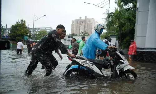 Prajurit dorong kendaraan mogok dan gendong warga korban banjir