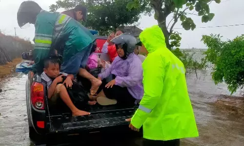 Banjir semakin tinggi, para lansia warga Goleng Kudus diungsikan