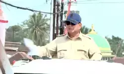 Prabowo sempat bagi-bagi kaos ke warga saat tiba di SMA TN Malang Prabowo sempat bagi-bagi kaos ke warga saat tiba di SMA TN Malang
