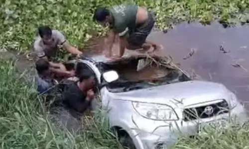 Insiden mobil masuk kanal di Riau tewaskan dua orang Insiden mobil masuk kanal di Riau tewaskan dua orang