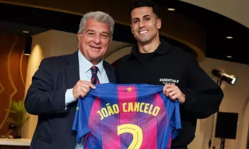 Joao Cancelo resmi kembali berseragam Barcelona Joao Cancelo resmi kembali berseragam Barcelona