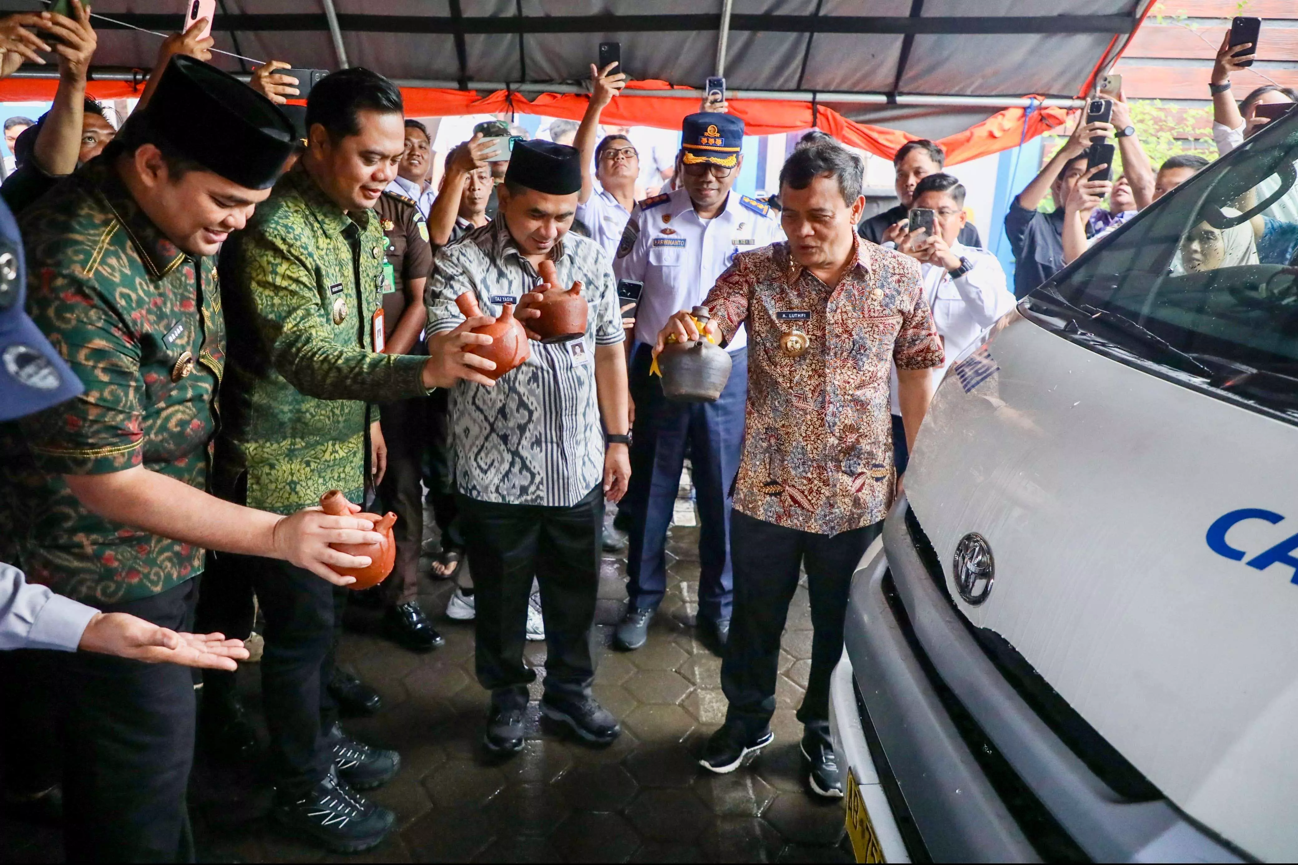 Lima bus DAMRI siap layani warga dan turis di Karimunjawa Lima bus DAMRI siap layani warga dan turis di Karimunjawa