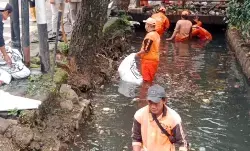 Cegah banjir, 50 personel bersihkan saluran PHB Kalijodo Ciracas