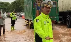 Pantura lumpuh diterjang banjir, antrean kendaraan di Pati mengular 3 KM