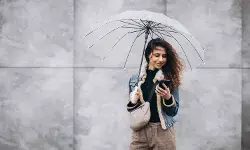 Tips fashion nyaman & stylish di kantor saat hujan