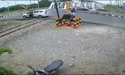 Aksi heroik Kombes Artanto, selamatkan mobil mogok dari kereta api