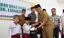 Pemkab Langkat salurkan bantuan dari Baznas Yogyakarta untuk siswa penyintas banjir di Teluk Aru