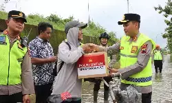 Cek kondisi banjir, Kapolres Kudus berikan bantuan warga korban banjir