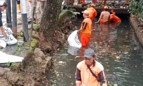 Cegah banjir, 50 personel bersihkan saluran PHB Kalijodo Ciracas