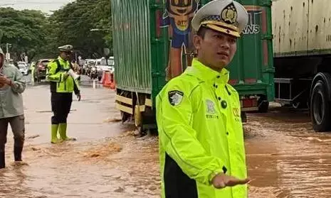 Pantura lumpuh diterjang banjir, antrean kendaraan di Pati mengular 3 KM Pantura lumpuh diterjang banjir, antrean kendaraan di Pati mengular 3 KM