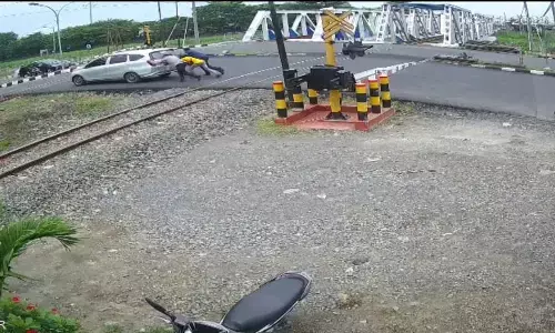 Sigap, Kabid Humas Polda Jateng, selamatkan mobil mogok dari perlintasan kereta api