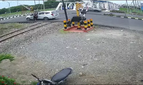 Aksi heroik Kombes Artanto, selamatkan mobil mogok dari kereta api Aksi heroik Kombes Artanto, selamatkan mobil mogok dari kereta api