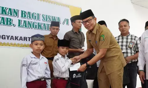 Pemkab Langkat salurkan bantuan dari Baznas Yogyakarta untuk siswa penyintas banjir di Teluk Aru
