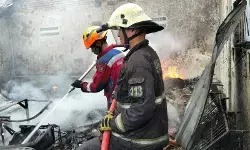 Disdamkarmat Bandung kerahkan lima armada atasi kebakaran pabrik rajut