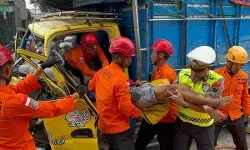 BASARNAS Semarang evakuasi korban kecelakaan truk di jalur Pantura Semarang–Kendal