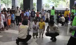 Anak-anak korban banjir Kudus dapat trauma healing dari polisi Anak-anak korban banjir Kudus dapat trauma healing dari polisi