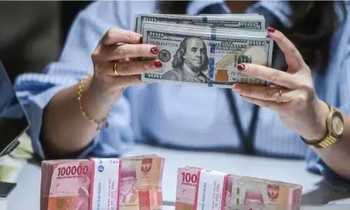 Rupiah melemah seiring Trump tak berencana pecat Powell