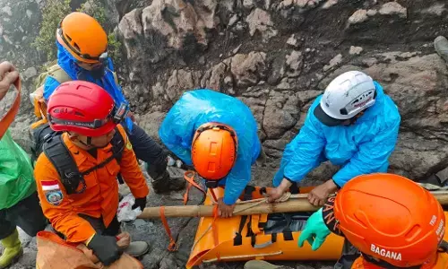 17 hari menghilang di Gunung Slamet, petugas SAR gabungan berhasil evakuasi korban 17 hari menghilang di Gunung Slamet, petugas SAR gabungan berhasil evakuasi korban