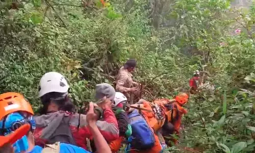 Tim SAR evakuasi jenazah pendaki Gunung Slamet, terkendala medan ekstrim