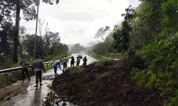 Petugas bersihkan material longsor di lokasi wisata Lombok Timur