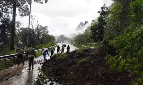 Petugas bersihkan material longsor di lokasi wisata Lombok Timur