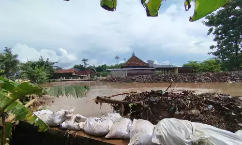 Warga Golantepus Kudus gotong royong tangani tanggul sungai jebol