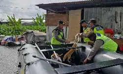 Polres Kudus bantu evakuasi kucing warga korban banjir Polres Kudus bantu evakuasi kucing warga korban banjir