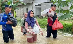 Polres Karawang dan tim gabungan bantu evakuasi warga terdampak banjir